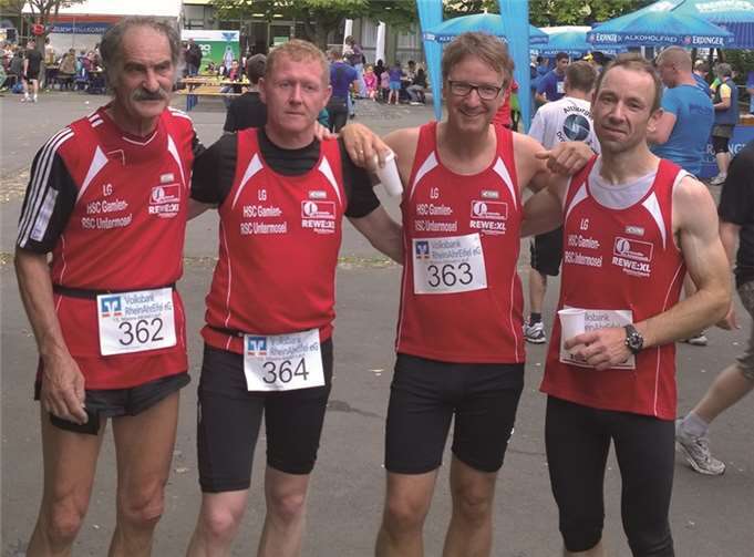 Gruppe 7000 m beim Maare-Mosel-Lauf in Gillenfeld - (V.l.) R. Hohl, M. Fabry, P. Olbermann und 10.000 m Starter Ralf Zenz.privat