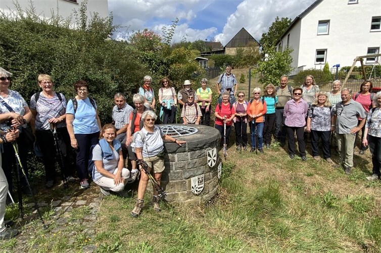 Gruppe an der Brohlbachquelle in Hannebach