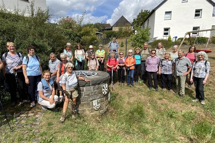 Gruppe an der Brohlbachquelle in Hannebach