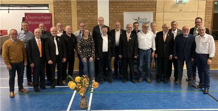 Gruppe ausgezeichnete Jubilare der Chorgruppe Süd im Chorverband Westerwald (vl) Hans-Joachim Hahn, Winfried Gläßer, Werner Rosenbach, Holger Schupp, Josef Schlosser sen., Michael Wilhelmi, Peter Schneider, Ralf Steffens, Claire Fasel, Bernd Brand, Hubert Hassenteufel, Alfred Labonte, Josef Kettel, Volker Diel, Helmut Reimann, Joachim Eberth, Helmut Balmert, Ulrich Lose (stellv. Vors. CG Süd), Roland Kurth, Uwe Girmann, Dieter Labonte. Foto: privat