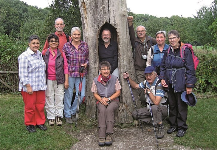 Gruppe machte am Klangbaum vor der Hardtburg eine kurze Rast. privat