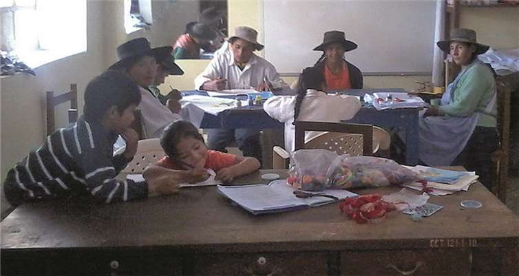 Gruppe von Indios in Azurduy, einem kleinen Dorf in Bolivien.