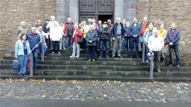 Gruppe vor dem Portal der Kirche St. Johannes der Täufer in Treis.Quelle: Rheinischer Verein