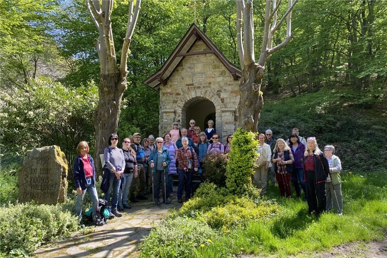 Gruppe vor der Jodokuskapelle
