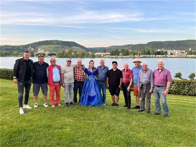 Gruppen Bild mit Dame: Brunnenkönigin Sophie und die CD-Club Teilnehmer der Reise zum Brunnenfest Bad Breisig an Auffahrt 2024. Es fehlen auf dem Bild aus Bad Breisig: Willi Gesell, Jürgen Schaffland und Thomas Cordier. Aus Küssnacht am Riggi, Mario Schmid, Vital Künzli und Alfons Kreienbühl.  Foto: privat
