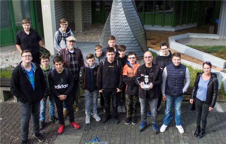 Gruppen-„Selfie“ mittels Kameradrohne: die Schüler des Schulzweigs Qualifizierter Sekundarabschluss I und des Berufsreifeabschlusses beim Bundesbildungszentrum des Deutschen Dachdeckerhandwerks. Foto: BBZ