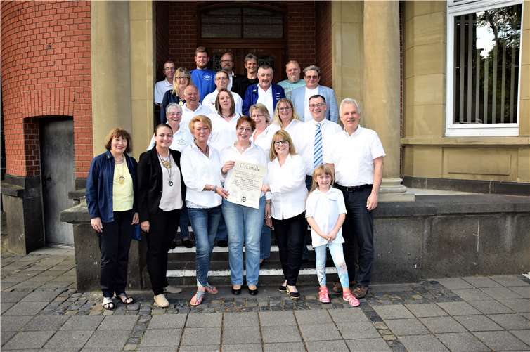 Gruppenaufnahme mit den Abordnungen der Karnevalsvereine.