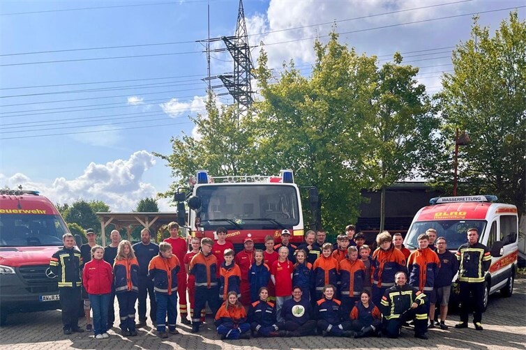 Gruppenbild BF Tag mit Jugendfeuerwehr und Jugend DLRG
