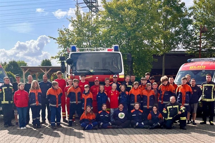 Gruppenbild BF Tag mit Jugendfeuerwehr und Jugend DLRG