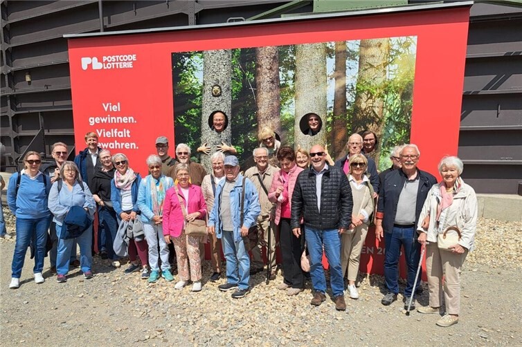 Gruppenbild Teilnehmer*innen Martinsberg-Nachbarschaft Andernach: Besichtigung Ausstellung „Mythos Wald“ im Gasometer Oberhausen am 09.05.2026