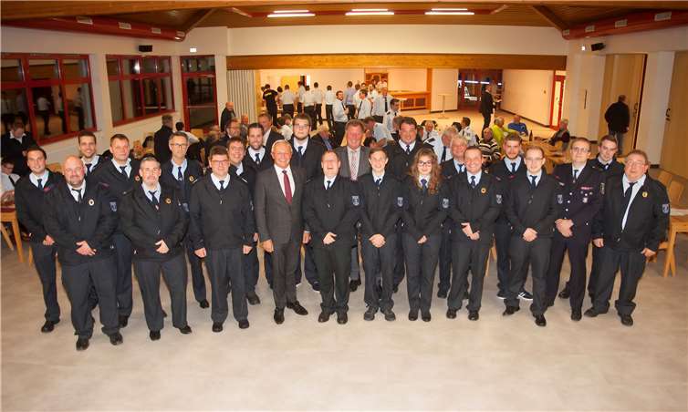 Gruppenbild aller Beförderten, Ernannten und Geehrten. Feuerwehr VG-Dierdorf