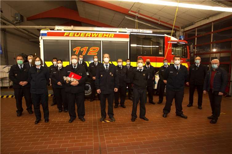 Gruppenbild aller Verpflichteten, Beförderten und Geehrten mit Wehrleitung, allen Wehrführern und dem Bürgermeister.Foto: Feuerwehr VG Puderbach
