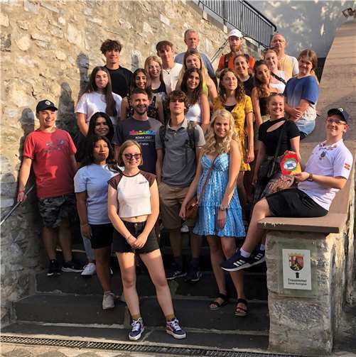 Gruppenbild am Grafenschloss zu Diez. Fotos: privat