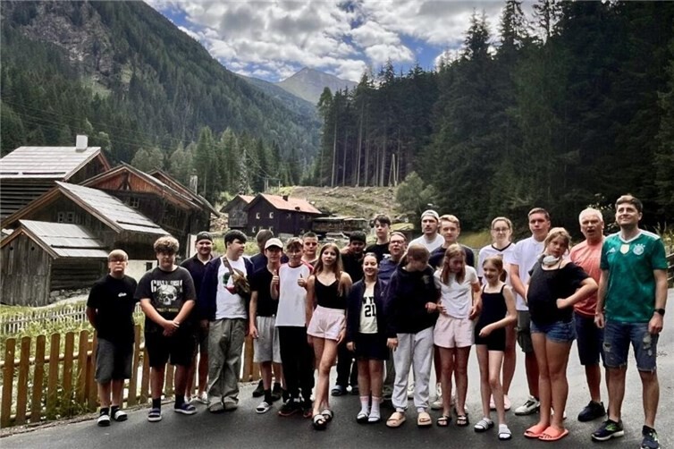 Gruppenbild am Jugendhaus in Jerzens im Pitztal