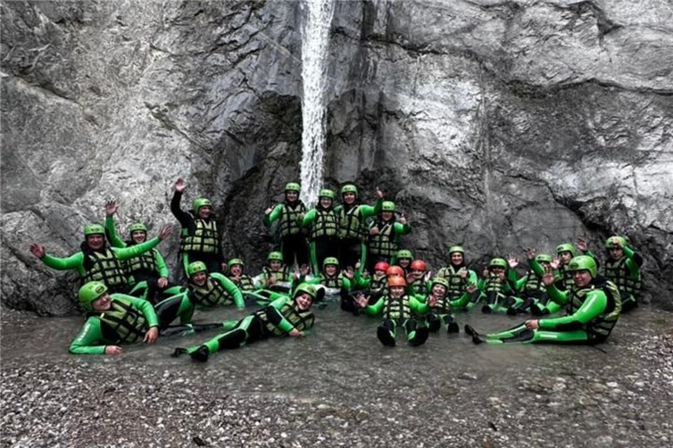 Gruppenbild am Wasserfall beim Mini Raft auf der Inn