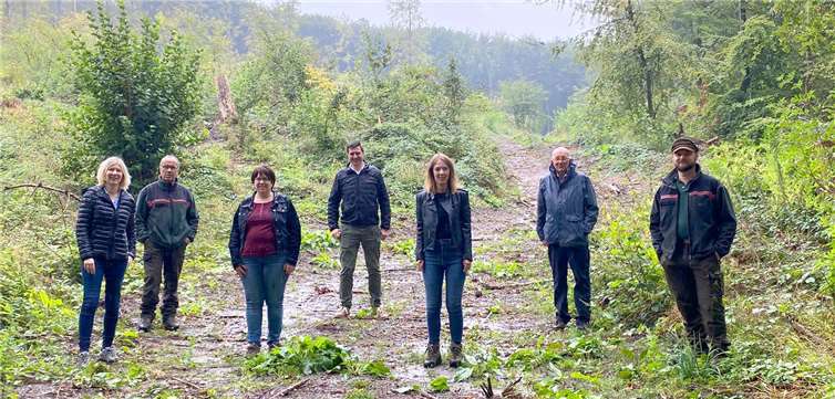 Gruppenbild bei Begehung mit Jenny Groß MdL, Revierleiter Günter Müller, Jessica Weller MdL, Janick Pape, Ellen Demuth MdL, Michael Wäschenbach MdL und dem stellvertretenden Revierleiter Dominik Kühner (v.l.).Foto: privat