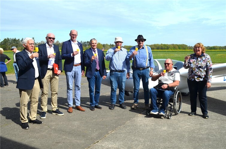 Gruppenbild bei der Flugzeugtaufe, in der Mitte der 1. Beigeordnete der Stadt Bad Breisig Norbert Heidgen.