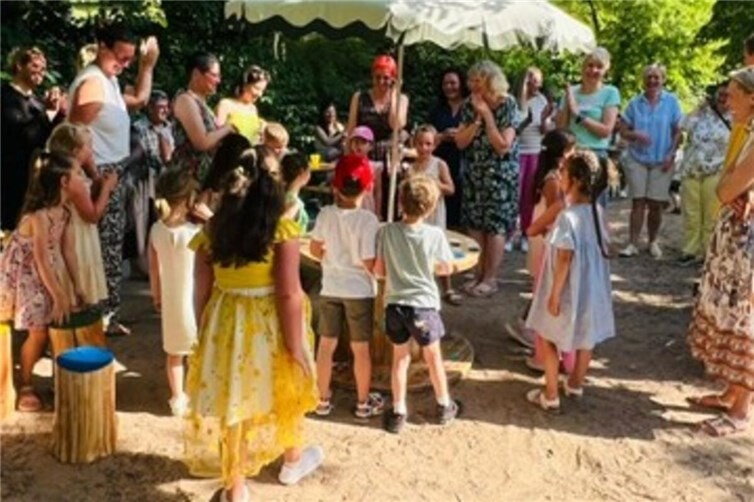 Gruppenbild bei der Geschenkübergabe