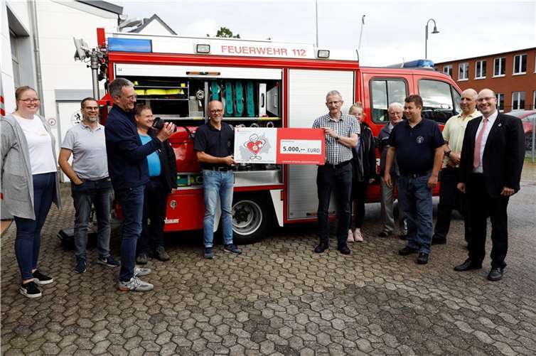 Gruppenbild bei der Scheckübergabe durch die Kreissparkasse Ahrweiler. Foto: privat