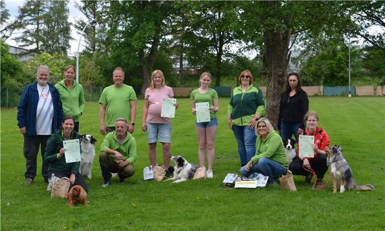 Gruppenbild bei der Siegerehrung der Begleithundeprüfung.  Foto: privat