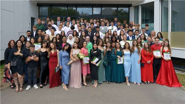 Gruppenbild der 97 Mädchen und Jungen, die ihre Abschlusszeugnisse erhielten.  Foto: Martin Reif