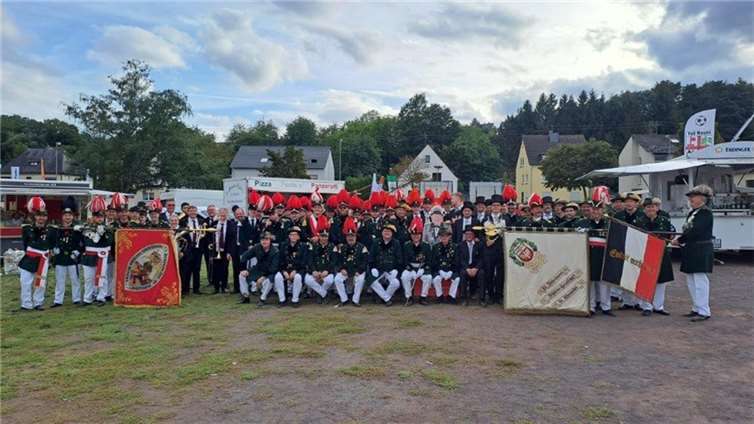 Gruppenbild der Ahrweiler Schützenabordnung nach dem Festzug auf dem Mayener Viehmarkt.  Foto: BSG