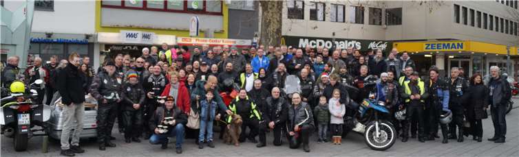 Gruppenbild der Biker mit großem Herz - über 100 Menschen kamen und unterstützten die Spendenaktion.sot