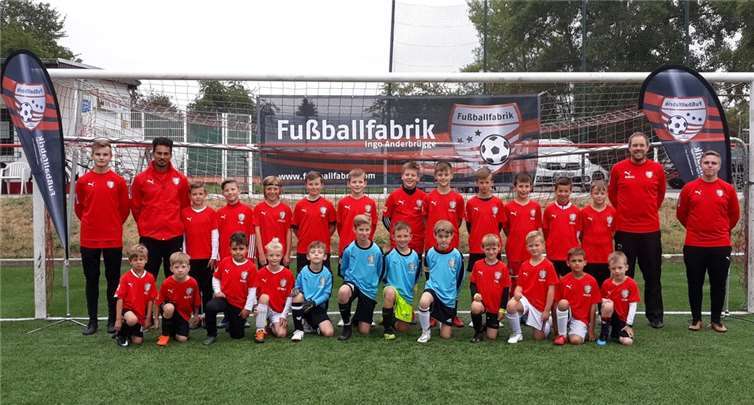 Gruppenbild der Camp-Teilnehmer mit den Ausrichtern der Fußballfabrik. Foto: privat