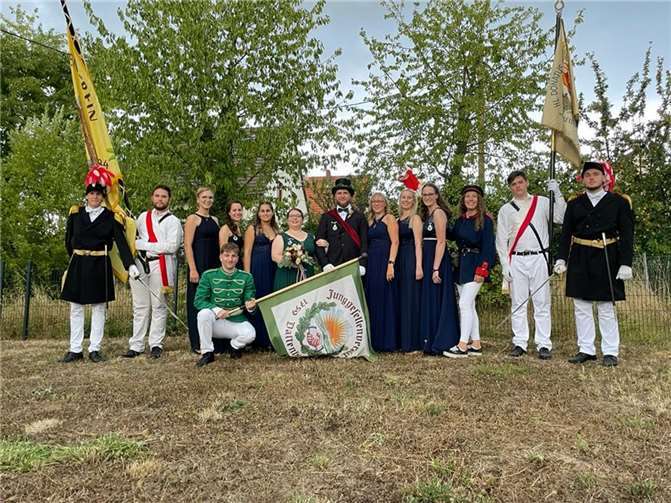 Gruppenbild der Dattenberger Junggesellen und Ehrendamen mit dem Königspaar.  Fotos: privat