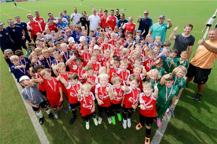 Gruppenbild der F-Juniorenteams bei der Siegerehrung.