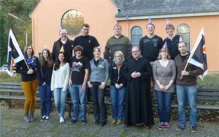 Gruppenbild der Geburtstagsgesellschaft mit Adolph Kolping (vorne, 3.v.r.) und Diözesanpräses Thomas Gerber (hinten, 1.v.l.). Foto: Stuko