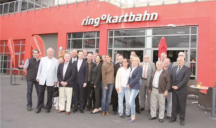 Gruppenbild der Gesprächsteilnehmer: Mitglieder der FDP-Delegation aus Rheinland Pfalz, Vertreter des ADAC-Mittelrhein sowie Mitglieder der Initiative ‚Freunde des Nürburgrings‘. Klaus Ridder