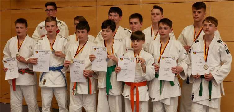 Gruppenbild der Jungenmannschaft des SV Urmitz.