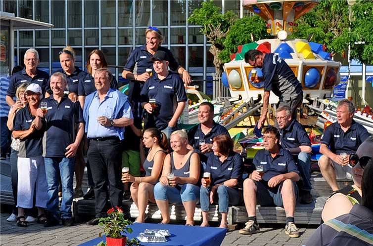 Gruppenbild der Kirmesfreunde mit Bürgermeister Jung.  J. Luecker (www.foto-shark.com)
