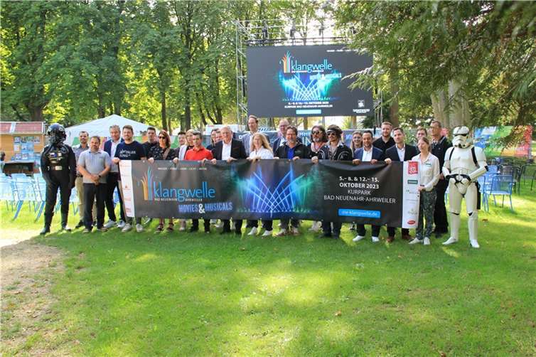 Hollywood zu Gast im Kurpark von Bad Neuenahr Gruppenbild der Klangwelle-Familie vor der Kinowand im Bad Neuenahrer Kurpark. Foto: GS