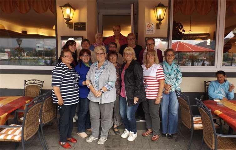 Gruppenbild der Möhnen vor dem Rheinischen Hof. Privat