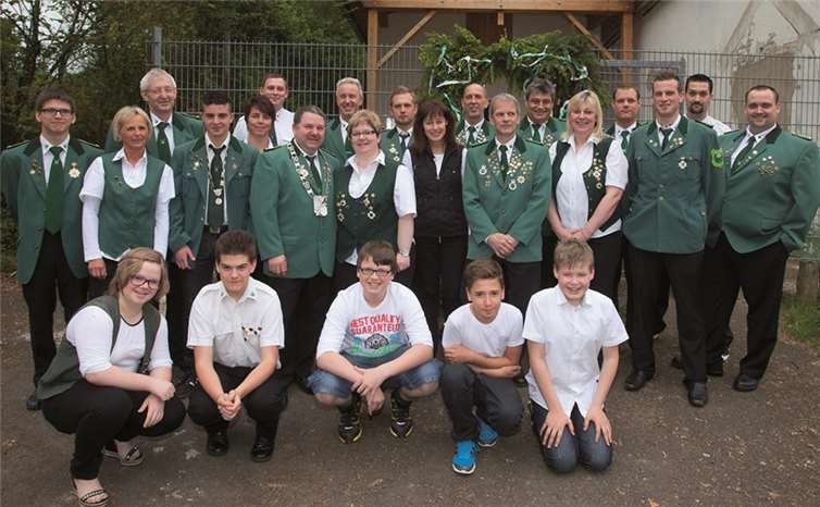 Gruppenbild der Schützen mit ihren neuen Majestäten.-WT-