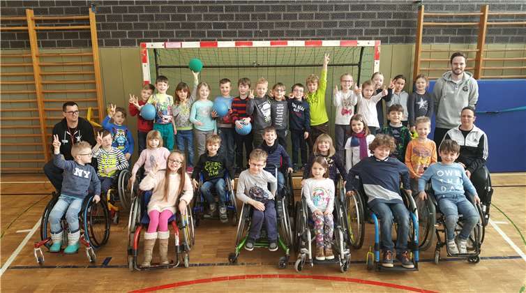 Gruppenbild der Schulkinder zusammen mit dem Projektteam „Die Schule rollt!“. Grundschule Neuwied Feldkirchen