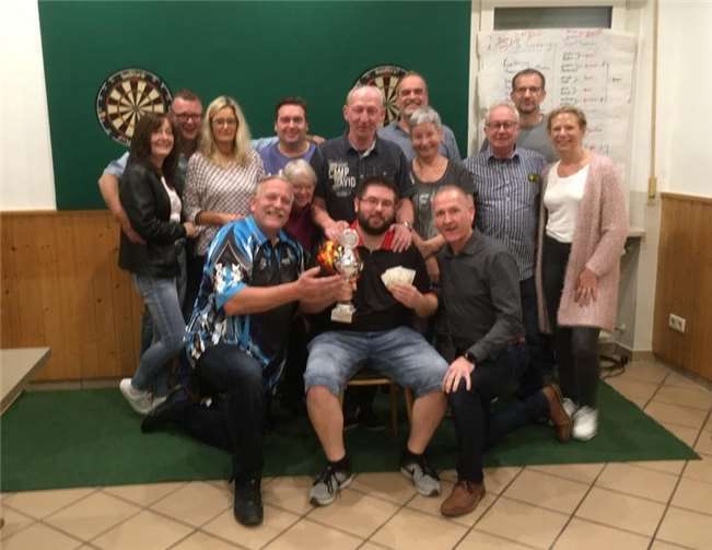 Gruppenbild der Teilnehmer, Sieger Jens Müller in der Mitte mit Siegerpokal.Foto: privat