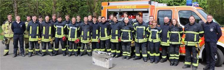 Gruppenbild der Teilnehmer und Ausbilder. Feuerwehr VG Asbach