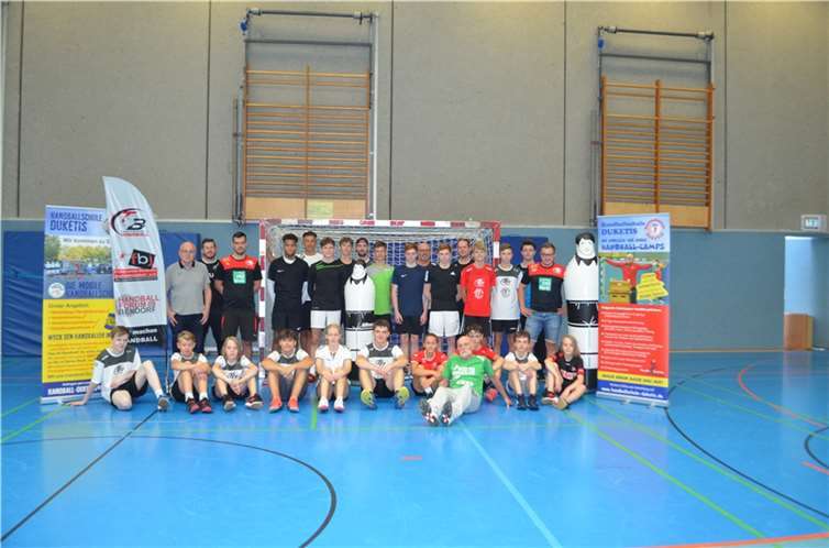 Gruppenbild der Trainingsgruppe mit Trainern und Helfern.Fotos: privat