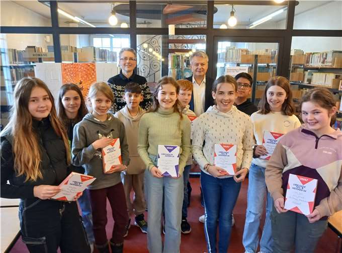 Gruppenbild der Wettbewerbsteilnehmer - in der letzten Reihe stehen die Organisatoren Gisela Franz und Jürgen Kempenich.  Foto: HG