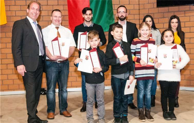 Gruppenbild der diesjährigen Preisträger mit Staatssekretär Randolph Stich (li). Ministerium des Innern, für Sport und Infrastruktur Rheinland-Pfalz