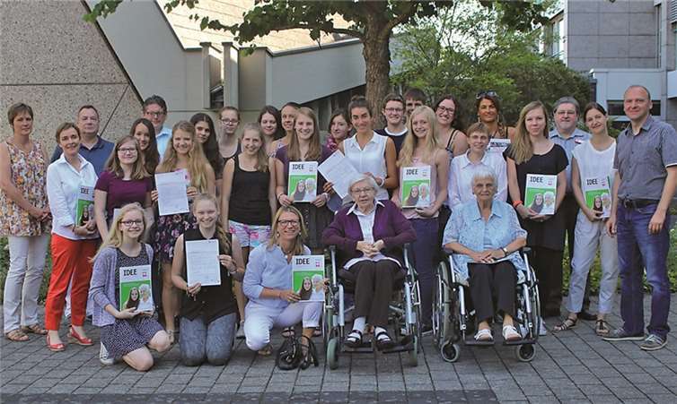 Gruppenbild der engagierten Schüler mit Senioren und den Vertretern der beteiligten Einrichtungen.privat