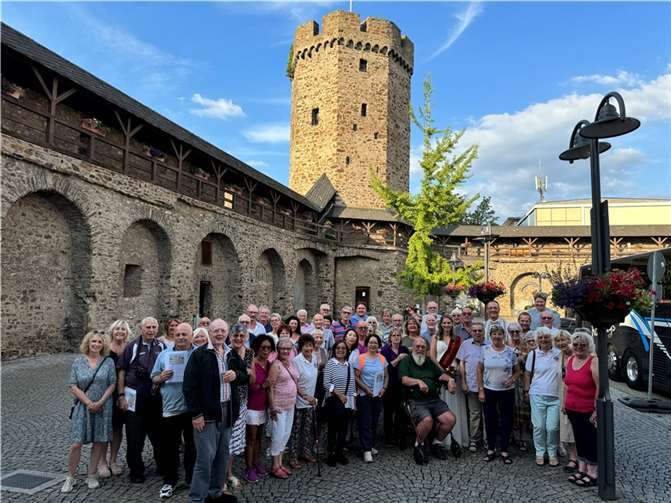 Gruppenbild der englischen Delegation mit den Gastgebern und Rhein-Lahn-Nixe Lea I. auf dem Salhofplatz.  Fotos: privat