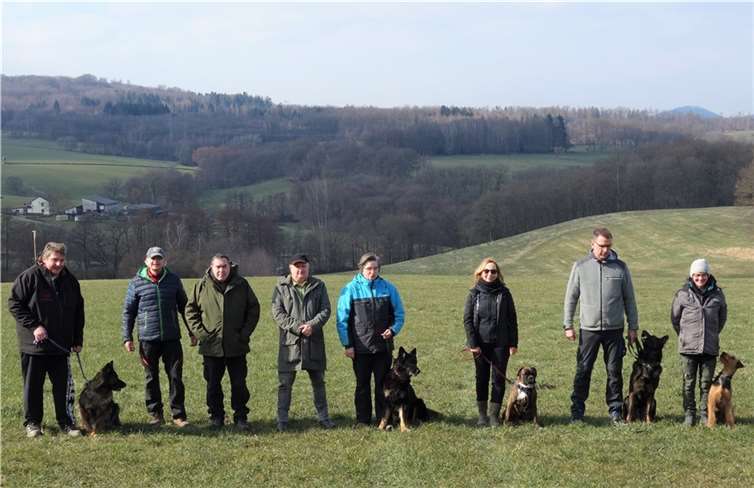 Gruppenbild der erfolgreichen Hundeführer.  Fotos: K. Baader