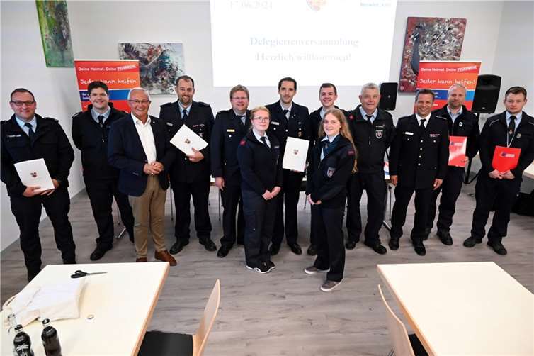 Gruppenbild der gewählten und ernannten Personen (v.l.): Tobias Frank-Weigl, Lukas Ditscheid, Landrat Achim Hallerbach, Martin Heumann, Holger Kurz, Julia Ehlscheid, Matthias Lemgen, Jan-Eric Henn, Josina Tluste, Manfred Cochem, Landesjugendfeuerwehrwart Dirk Stöder, Georg Schober und Dennis Prangenberg.  Fotos: Matthias Lemgen