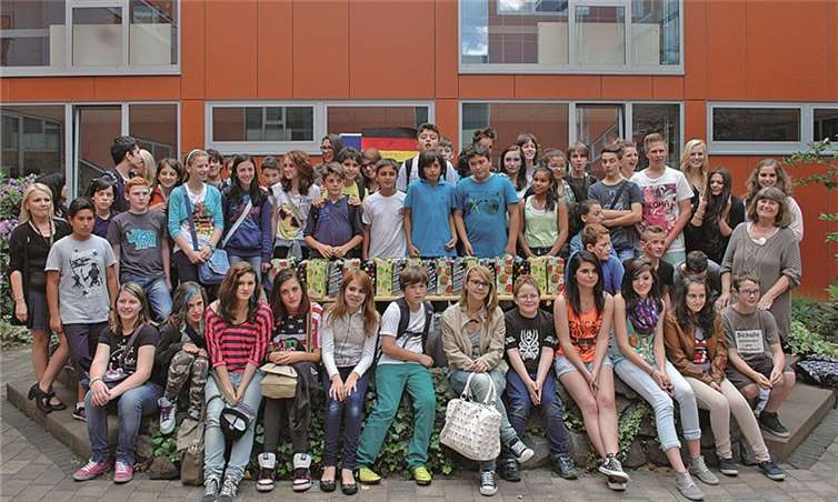 Gruppenbild der internationalen Woche an der Barbarossaschule. BL