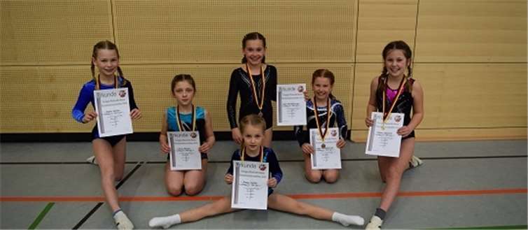 Gruppenbild der jüngeren Turnerinnen.