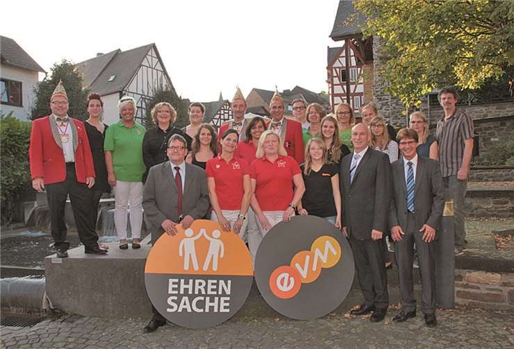 Gruppenbild der mit Spenden bedachten Vereinsmitglieder, Bürgermeister und EVM-Leuten.AND